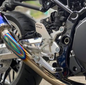 Z900RS用ステップに、シルバーが!?