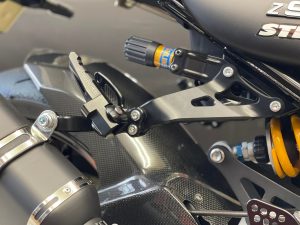 NSR250R\u003cMC21\u003e用　純正　タンデムステップ・サイレンサーステーバイク